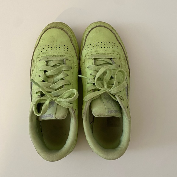 Light green reeboks - Picture 1 of 2